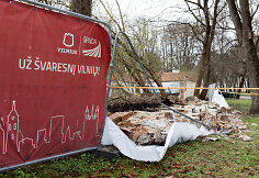 Nugriuvo dalis tvoros šalia Vilniaus Kirdiejų rūmų