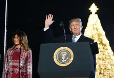 Prezidentas Donaldas Trumpas su žmona Melania įžiebė pagrindinę JAV Kalėdų eglę