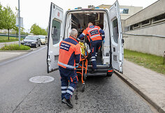 Greitosios medicinos pagalbos darbuotojai suteikia pagalbą Vilniaus Žvejų gatvėje automobilio partrenktam vaikui