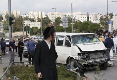 Palestinietis Jeruzalėje savo mikroautobusą nukreipė būrį žmonių.
