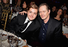 Michaelas Gandolfini su &bdquo;Sopranų&ldquo; aktoriumi Steve'u Buschemi (2013 m.)