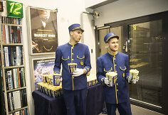 Svečius aptarnavo originaliomis „Venice Simplon–Orient–Express“uniformomis vilkintys vyrai