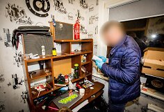 Kriminalinė policija atlieka kratą