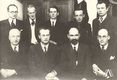 Lietuvių rašytojai susitikimo metu. K. Binkis, A. Lastas, V. Mykolaitis Putinas ir kt. Antanas Vienuolis - pirmas iš kairės. 1935 m.