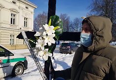 Smulkus verslas i&scaron;rei&scaron;kė protestą draudimui dirbti - ties rotu&scaron;e Klaipėdoje paliko juodą kryžių