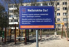 Lentos su įspėjimais vaikų žaidimų aik&scaron;telėse