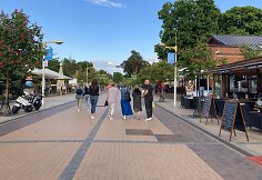 Palangoje ketvirtadienio vakarą &ndash; J.Basanavičiaus gatvėje jau zuja poilsiautojai. Savaitgalį jų laukiama dar daugiau.