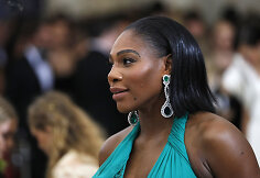 Besilaukianti Serena WIlliams apsilankė mados parodoje Niujorke