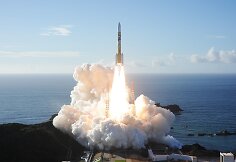 Jungtinių Arabų Emyratų zondas „al Amal“ („Viltis“) kyla iš Tanegašimos kosminio centro pietų Japonijoje. Iškėlimą organizuoja bendrovė „Mitsubishi Heavy Industries“.