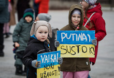Lietuvos aktyvių moterų komiteto simbolinė akcija Vilniuje už Ukrainos vaikus