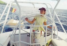 Beatričė mokosi vairuoti jachtą &ndash; įprastą transportą-namus Karibuose