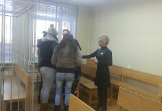 Kaltinamieji slėpė savo veidus.