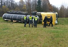 Vengdamas susidūrimo su lengvuoju automob, vilkikas su cisterna nuslydo nuo kelio ir apvirto 