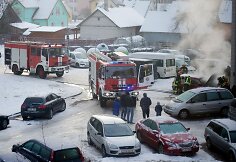 Šakiuose prie Jaunystės gatvės daugiabučio užsidegė "VW Golf" automobilis