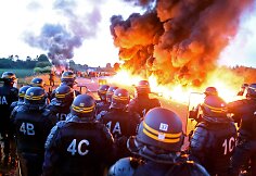 Prancūzijos policija susirėmė su degalų saugyklą blokuojančiais protestuotojais
