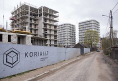 &bdquo;Korių&ldquo; statytojai aptvėrė statybvietę valstybinės žemės sąskaita