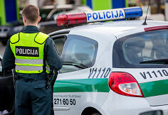 Sostinės Žirmūnų gatvėje policijos patrulių automobilis pateko į avariją