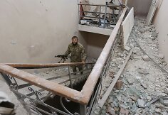 Ukrainos kariai patruliuoja prie sugriautų namų Širokine, Ukrainoje
