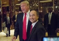 Donaldas Trumpas susitinka su Masayoshiu Sonu