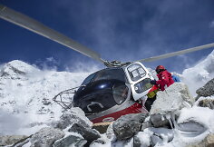 Bazinė alpinistų stovykla Nepale po sniego lavinos, sukeltos žemės drebėjimo