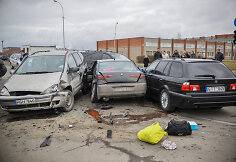 Panevėžyje susidūrus BMW ir &bdquo;Alfa Romeo&ldquo; automobiliams, į ligoninę i&scaron;vežtos trys mažametės