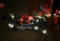 Medikai su policijos pagalba gabena gatvės miegalius į ligoninę