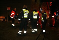 Medikai su policijos pagalba gabena gatvės miegalius į ligoninę