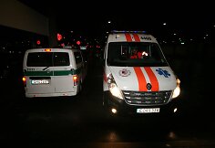 Medikai su policijos pagalba gabena gatvės miegalius į ligoninę