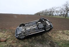 Prie Joniškio nuo kelio nulėkė ir vertėsi dviratininko „pabaidytas“ automobilis