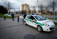 Sostinės Žirmūnų gatvėje policijos patrulių automobilis pateko į avariją