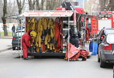 Specialiosios tarnybos atvyko prie Apeliacinio teismo ir ruo&scaron;iasi tikrinti patalpas, kuriose gali būti i&scaron;sipylę cheminės medžiagos