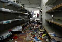 Neapsikentę nepriteklių Venesuelos gyventojai plė&scaron;ia ir niokoja parduotuves