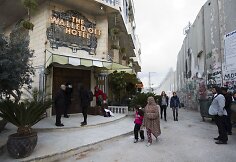 Gatvės menininkas Banksy atidarė vie&scaron;butį Betliejuje