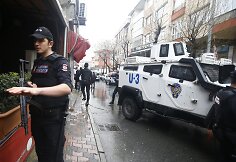 Stambule dvi užpuolikės atakavo policijos būstinę