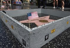 Aplink Donaldo Trumpo žvaigždę &scaron;lovės alėjoje Holivude pastatyta siena