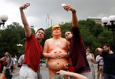 Nuogo Donaldo Trumpo skulptūra Niujorke