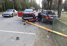 (I&scaron; kairės) &bdquo;Opel Omega&ldquo;, &bdquo;Audi A6&ldquo; ir &bdquo;Audi 80&ldquo; įvykio vietoje