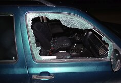 Jaunuolių apgadinti automobiliai