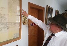 Wolfgangas von Stettenas prie giminės medžio