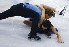 Amerikiečiai Madison Chock ir Evanas Batesas griuvo per olimpinių žaidynių Pjongčange dailiojo čiuožimo varžybas.