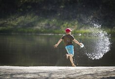 Sostinės paplūdimiai Neries pakrantėje tvarkomi ir laukia lankytojų.