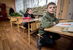Mokykla Ukrainos kare &ndash; su smėlio mai&scaron;ais ant langų ir požemine slėptuve