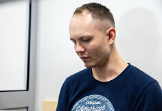 Benas Mikutavičius atvežtas į teismą