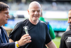 Pasaulio futbolo legendų rungtynės su legendiniais Lietuvos futbolininkais. Gaini Infantino