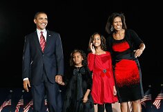 Barackas ir Michelle Obamos su dukterimis Malia ir Sasha (2008 m.)