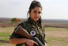 Prieš „Islamo valstybės“ džihadistus kovojančios kurdės