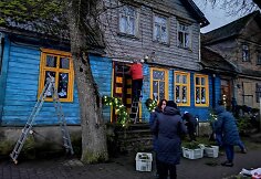 Darbėnų gyventojai i&scaron;kvietė apleistą pastatą ir taip atkreipė dėmesį į nykstančią medinę architektūroje.