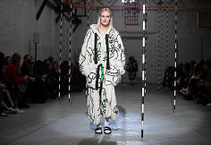 Kristel Kuslapuu kolekcijos &bdquo;Post Plastic&ldquo; modelis