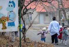 Auklėtojos ir vaikų pasivaik&scaron;čiojimas, Mankan Tun vaikų namai Jerevane