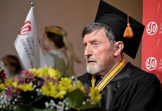 LSU Garbės daktaro regalijos įteiktos treneriui A.Kosauskui